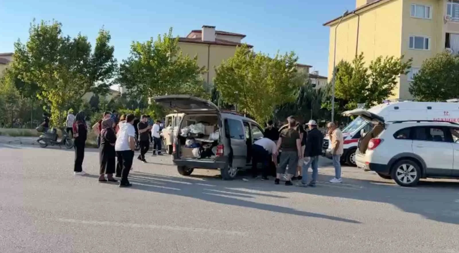 Kavşakta kamyonet ile hafif ticari araç çarpıştı: 1’i ağır 3 yaralı