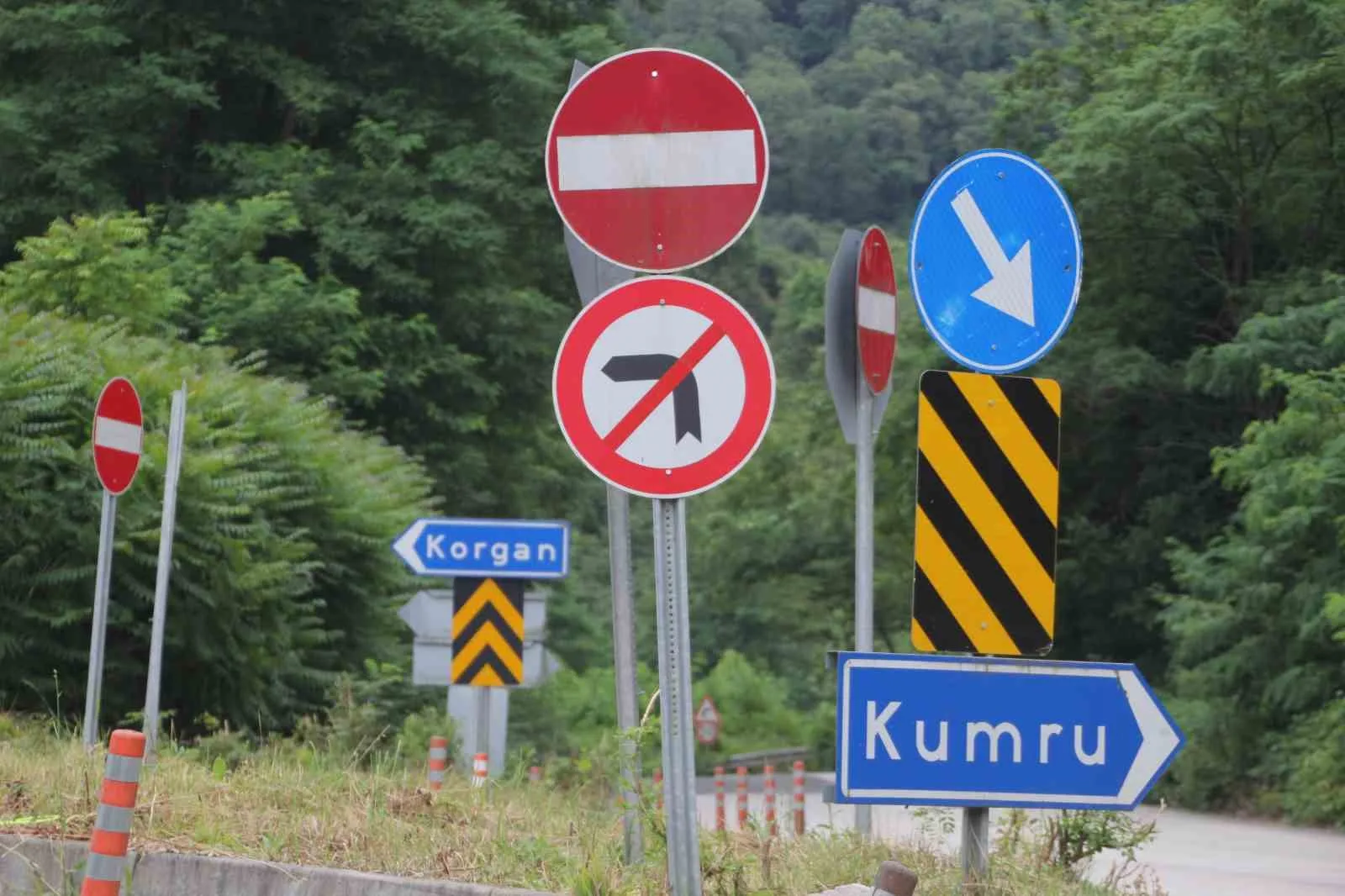 Kavşaktaki 29 tabela sürücülerin kafasını karıştırıyor