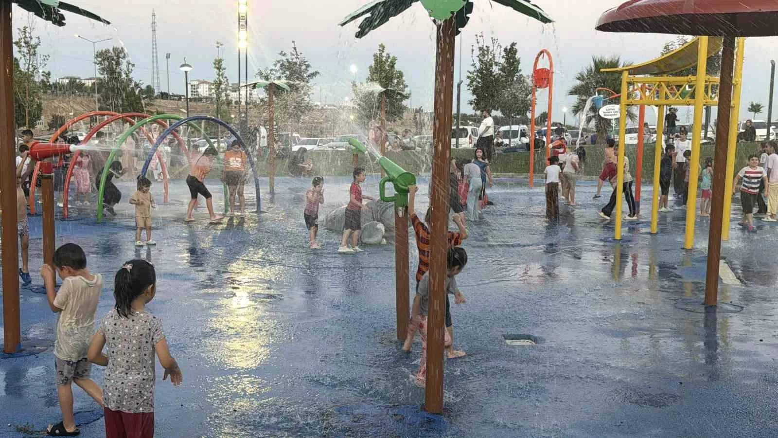 Kavurucu sıcakta çocukların serinlik adresi su oyun parkları