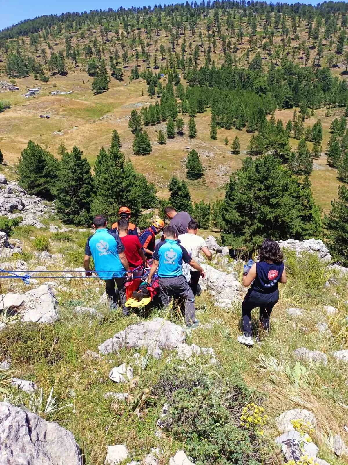 Kayalıklardan düşen şahıs ambulans helikopterle hastaneye sevk edildi
