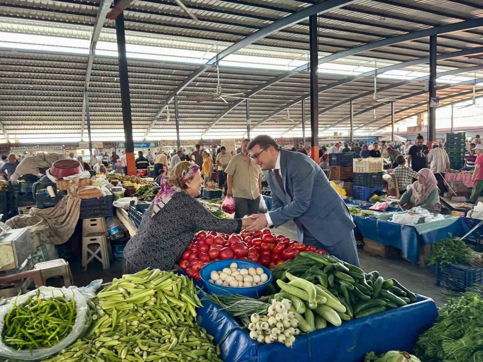 Kaymakam Sözen pazarcı esnafı ve vatandaşlarla buluştu