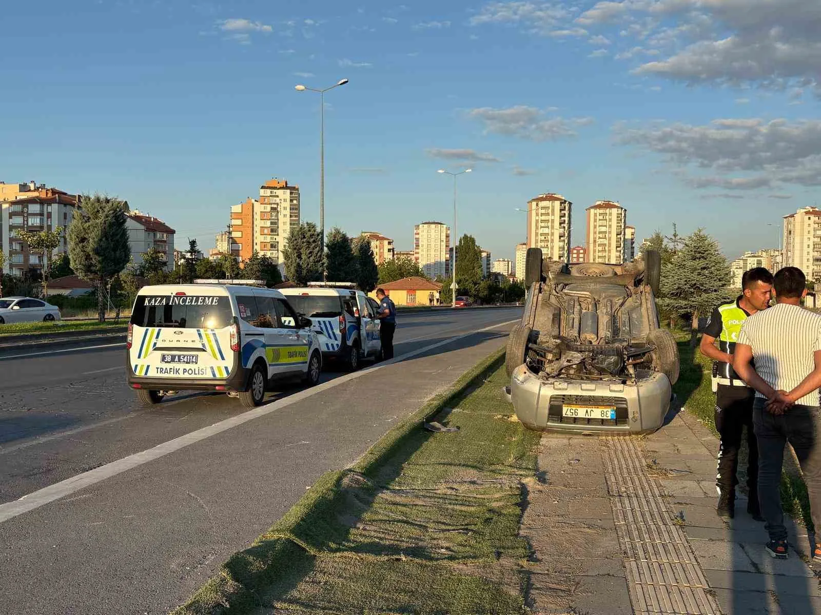 Kayseri’de hafif ticari araç takla attı: 1 yaralı