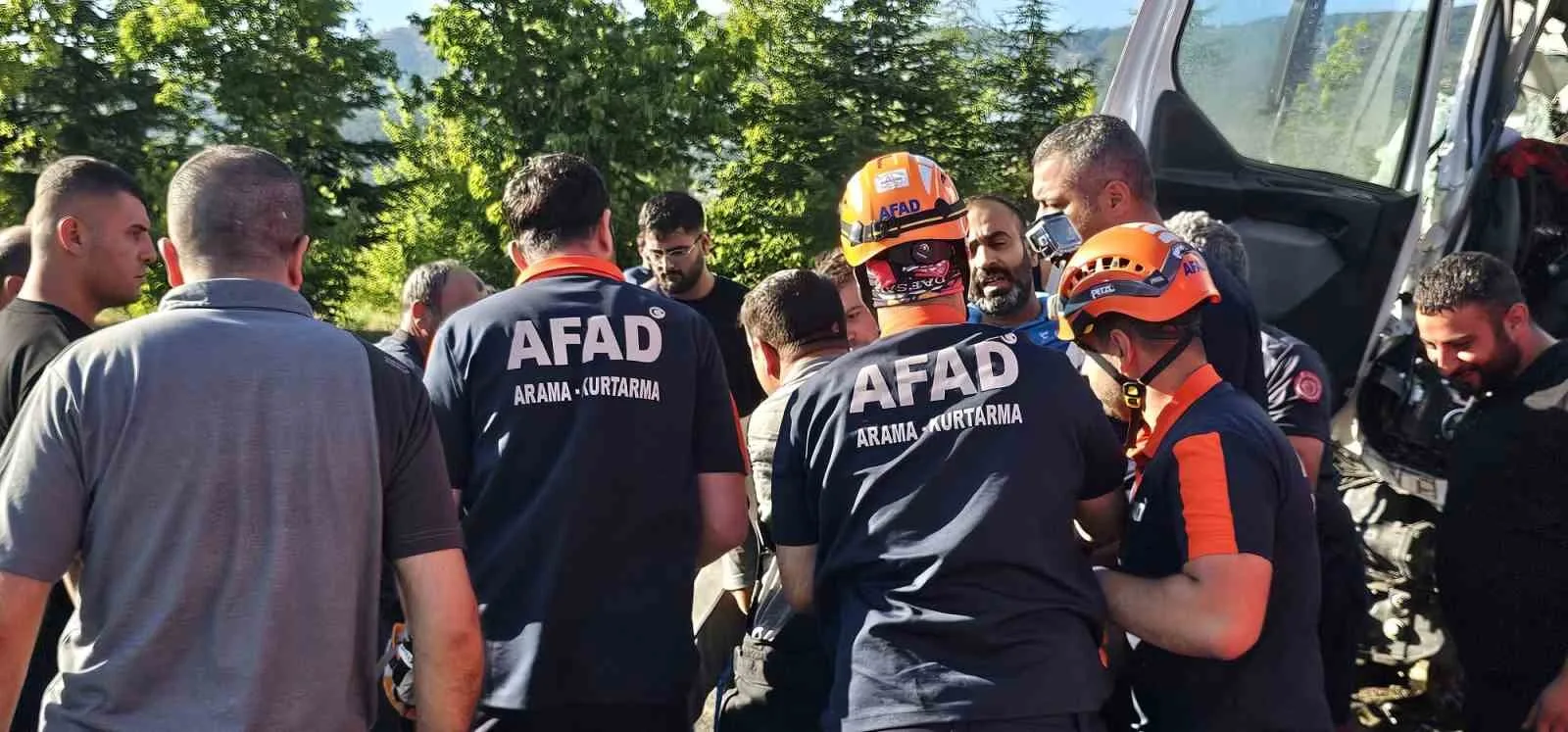 Kazada sıkışan sürücü için ekipler seferber oldu