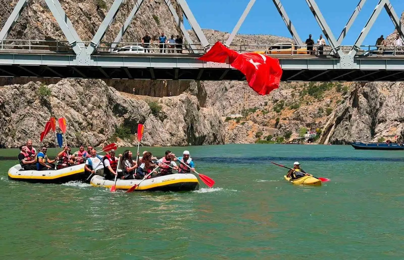 Kemaliye’de su sporları tutkunları Fırat’ta buluştu