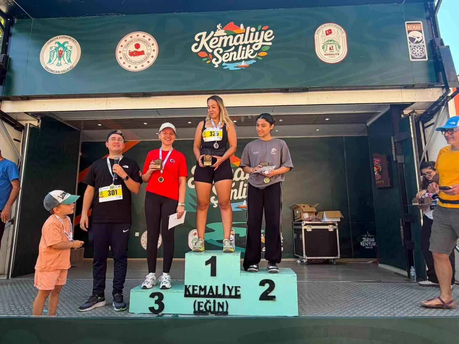 Kemaliye sokaklarında spor coşkusu yaşandı