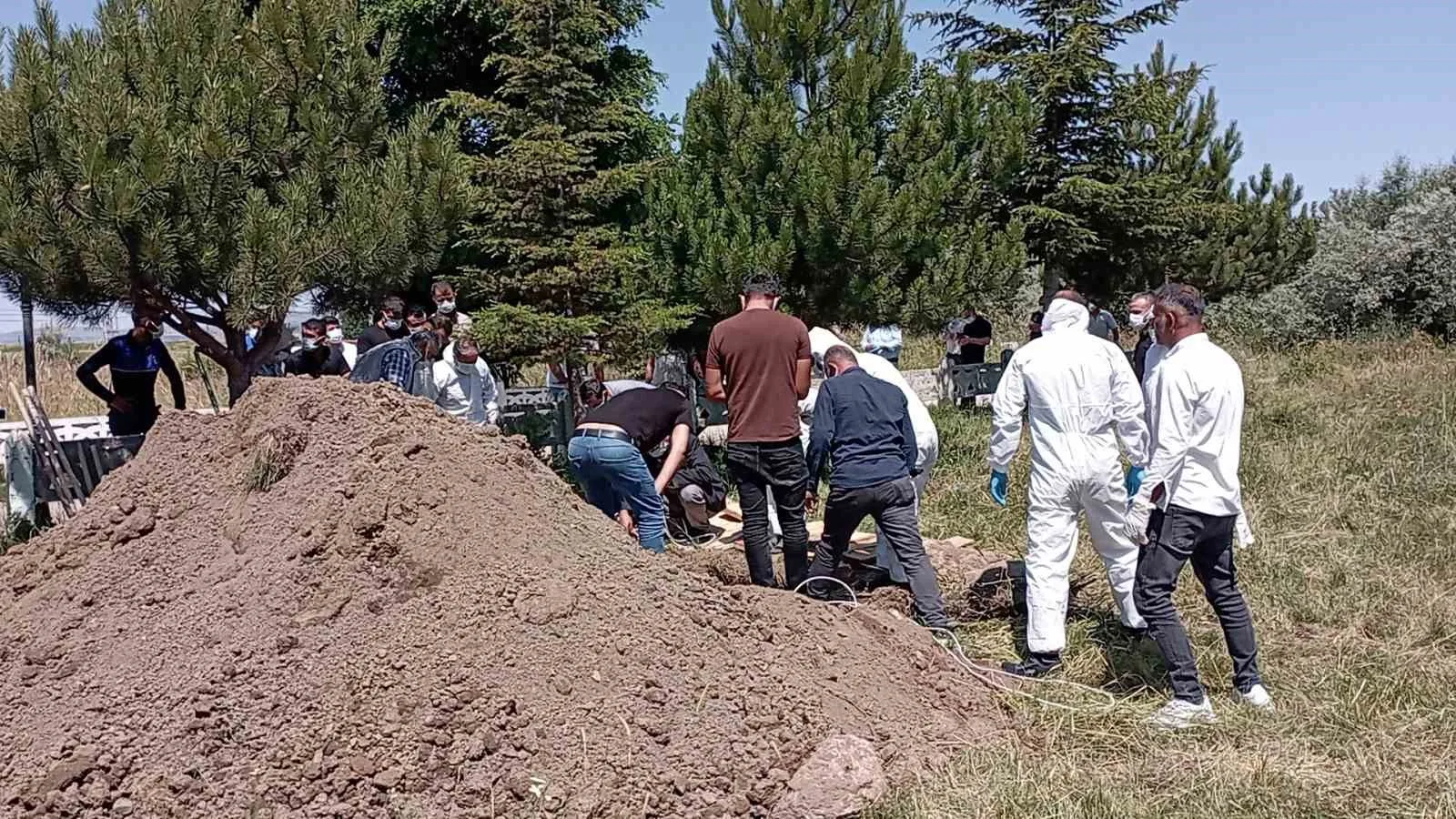 Kene tutunması sonucu ölen Dursun Almamış, KKKA tedbirleri alınarak defnedildi