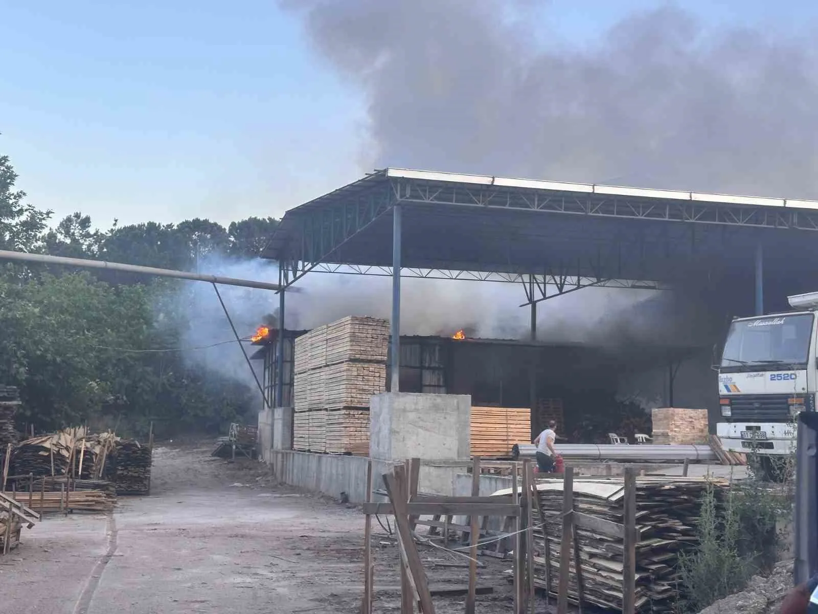 Kereste işletmesinde korkutan yangın