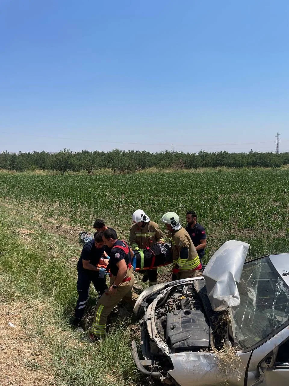 Kırıkhan’da tarlaya uçan otomobilin sürücüsü yaralandı