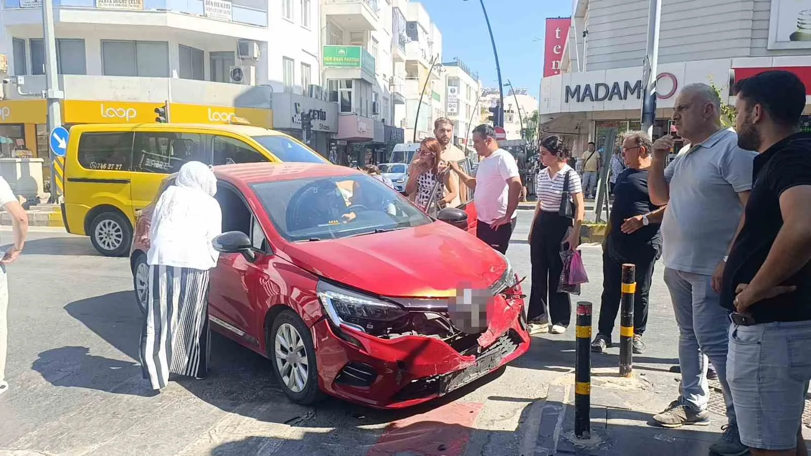 Kırmızı ışık ihlali yapan otomobil kamyonetle çarpıştı
