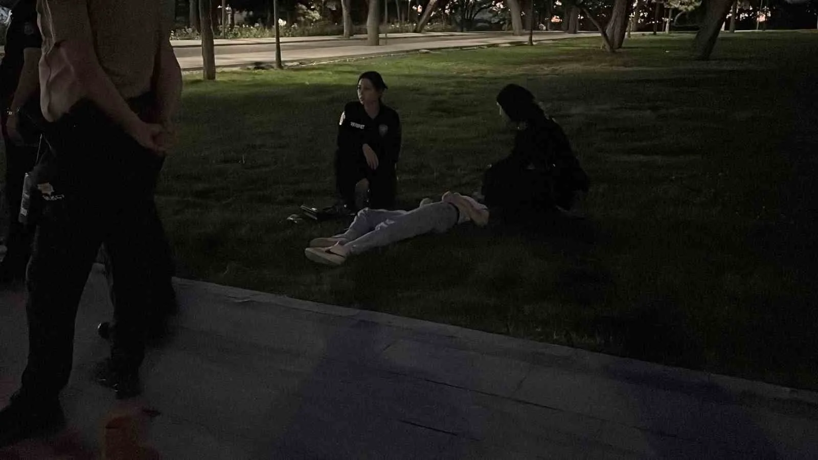 Kız çocuğu parkta baygın bulundu