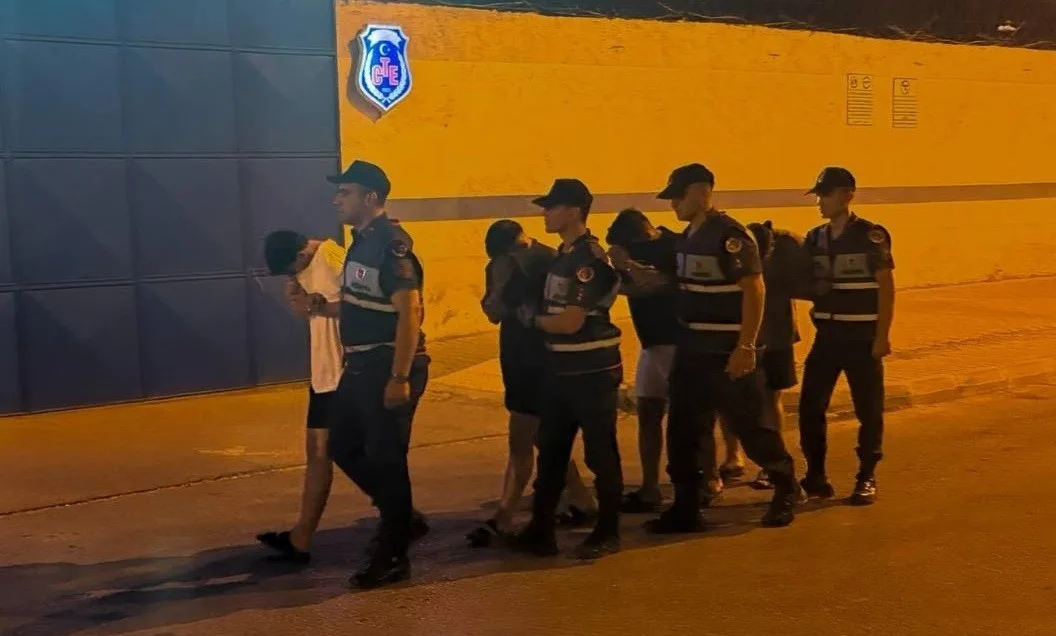 Kızkalesi’nde kimlik göstermek yerine polise karşı gelen 4 şüpheli tutuklandı
