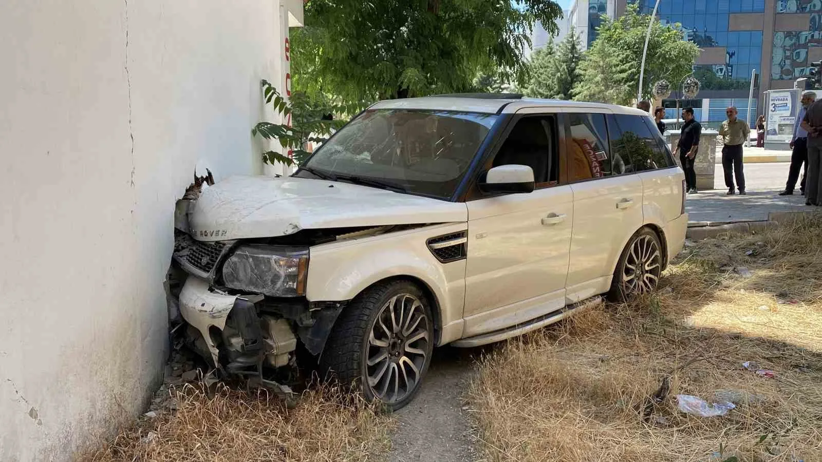 Kontrolden çıkan cip, kaldırımda yürüyen vatandaşa çarptı: 1’i ağır 2 yaralı