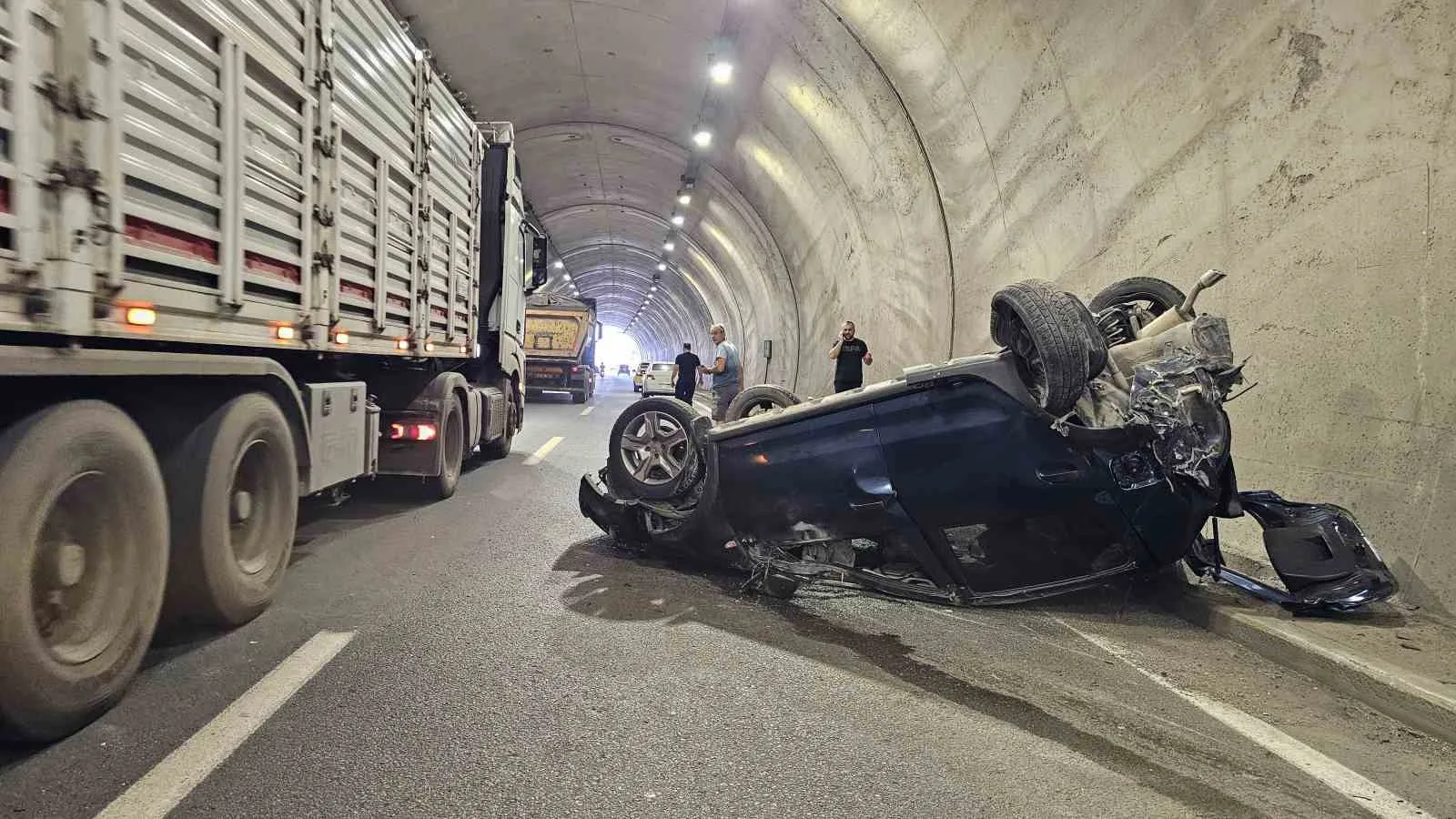 Kontrolden çıkan otomobil tünelde metrelerce takla attı: 2 yaralı