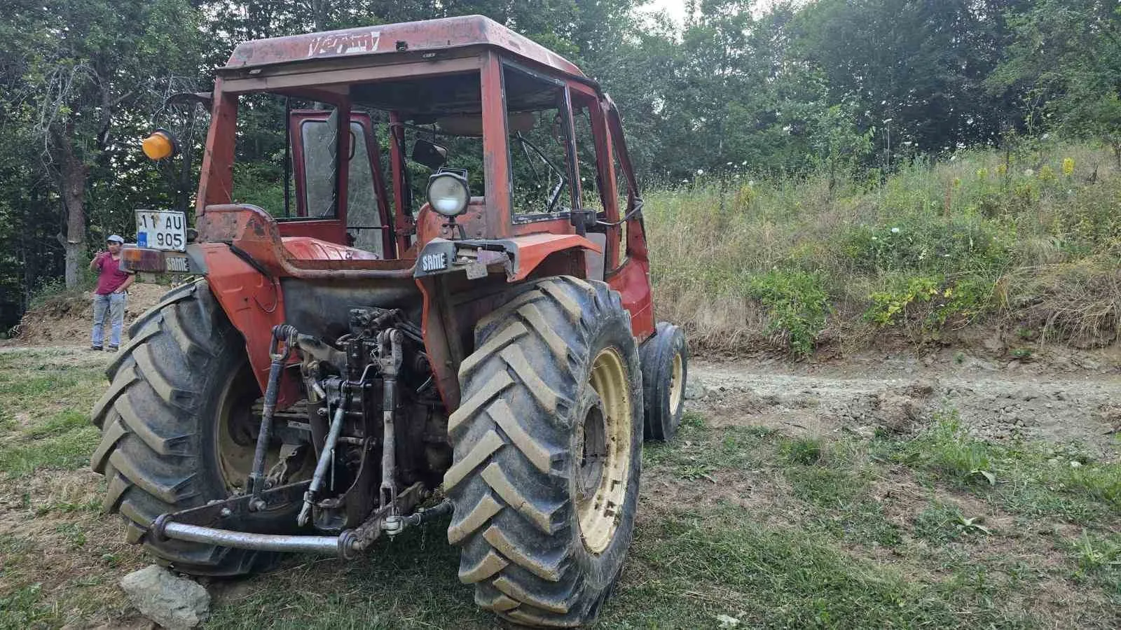Kontrolden çıkan traktör devrilirken, sürücüsü yaralandı