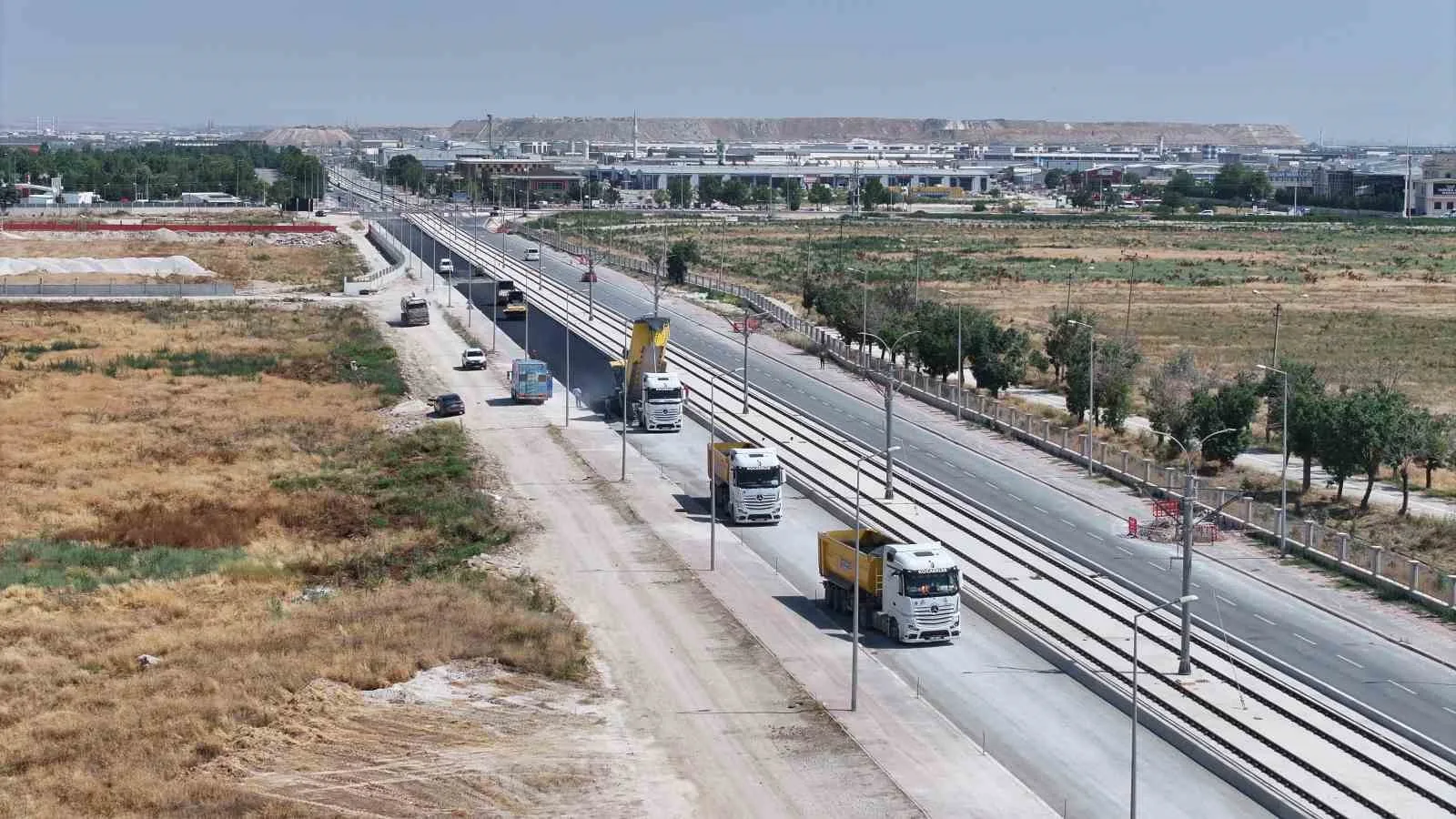 Konya Büyükşehir, ’Şehir Hastanesi-Yeni Sanayi Sitesi’ tramvay hattı güzergahındaki bölgelerin yol altyapısını güçlendiriyor