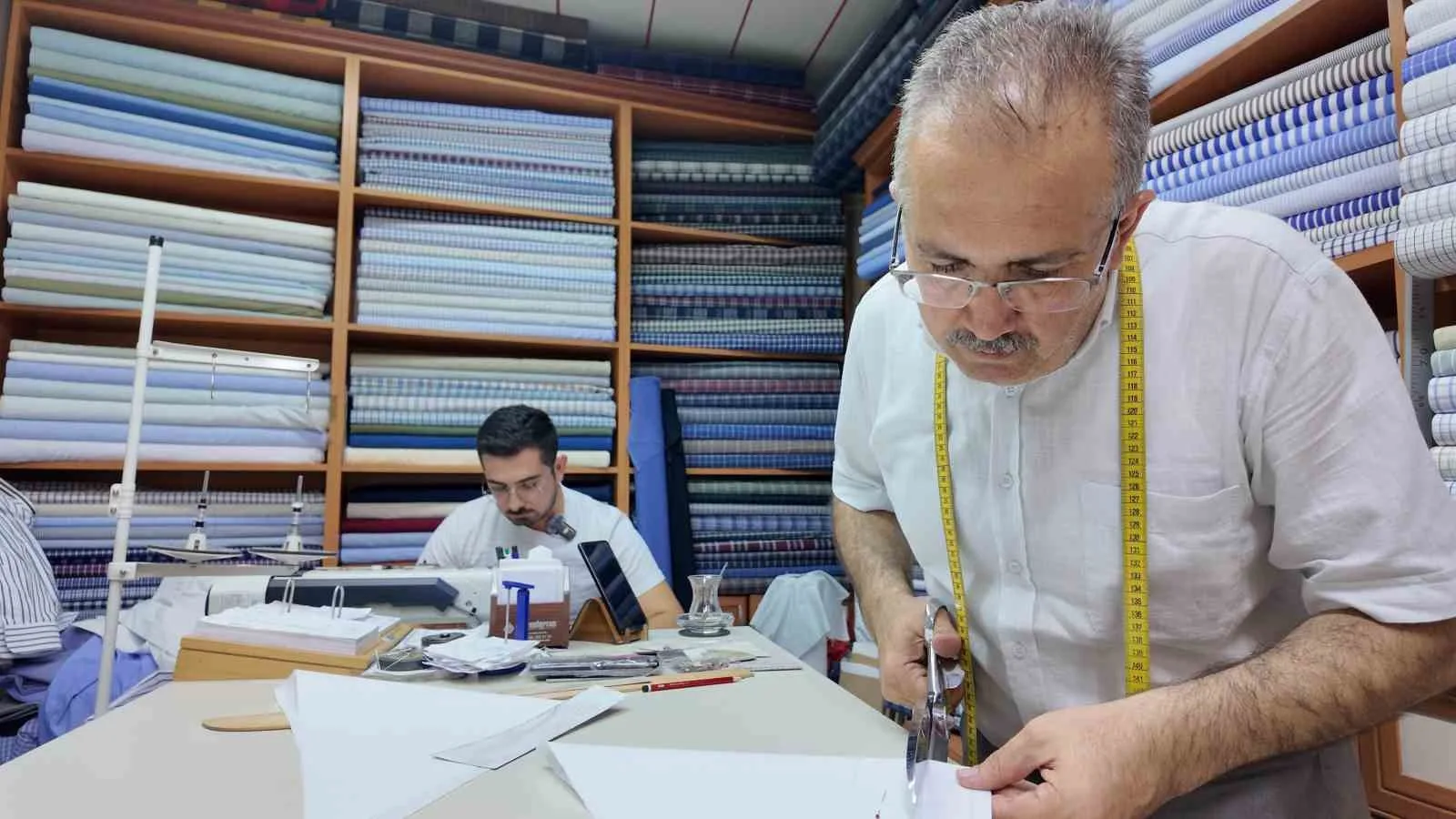 Konya’da üç kuşaktır desen desen gömlek dikiyorlar
