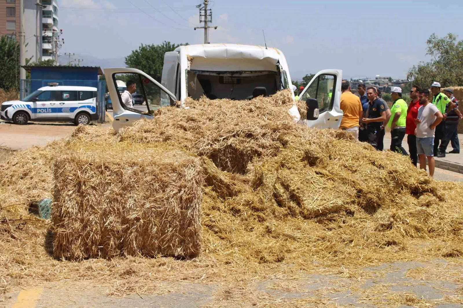 Köprüye takılan saman balyaları kamyonetin üzerine devrildi: 1 yaralı