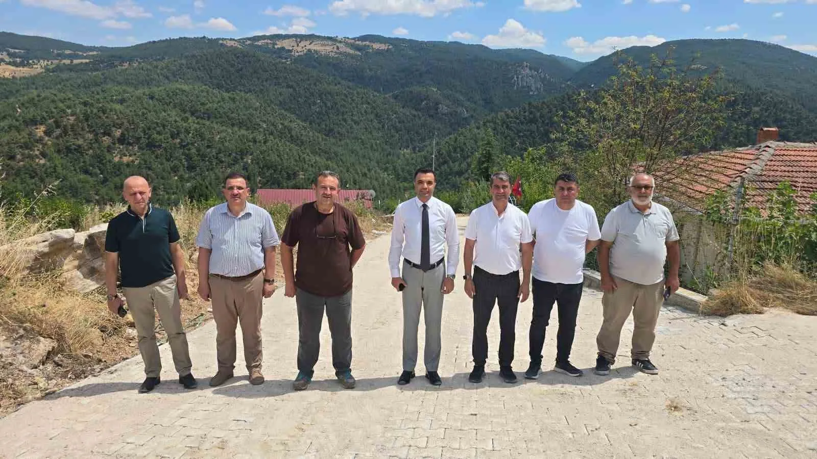 Köylerde parke taşı döşeme çalışmaları sürüyor