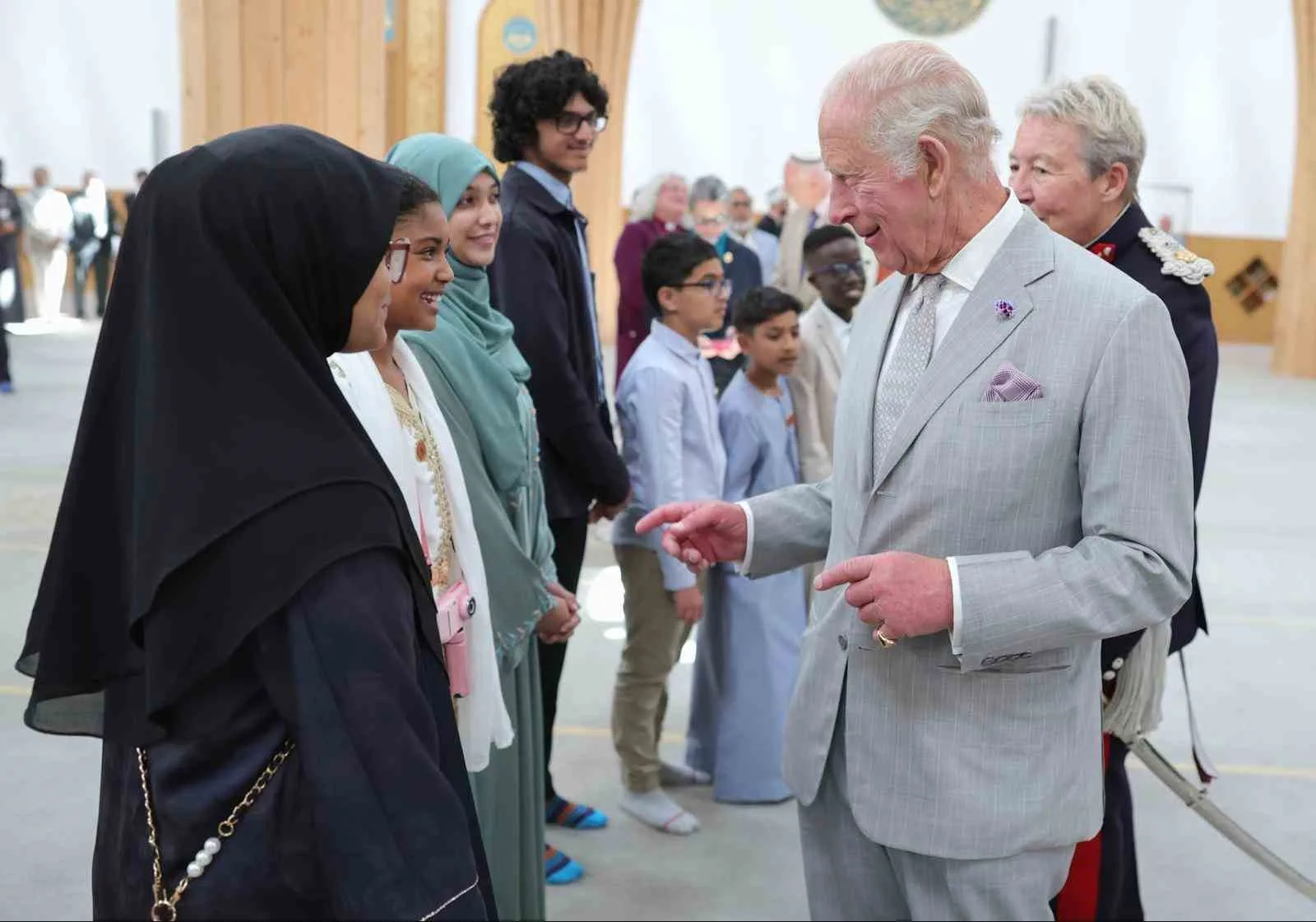 Kral III. Charles, Cambridge’de Avrupa’nın ilk ekolojik tasarımlı camisini ziyaret etti