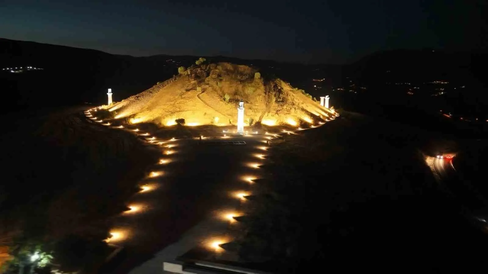 Kraliçeler mezarlığı gece de ziyarete açıldı