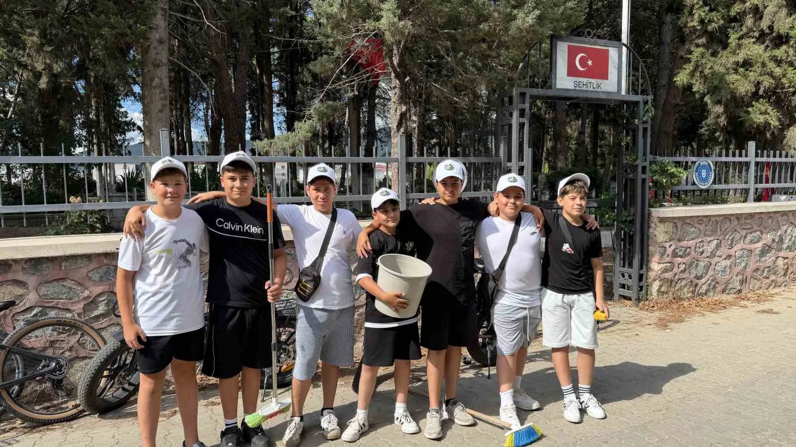 Küçük yüreklerden büyük vefa: Şehitliği temizleyip güllerle donattılar