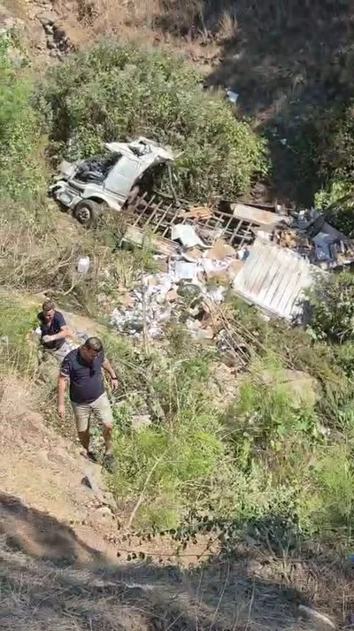 Kumluca’da şarampole devrilen kamyon şoförü hayatını kaybetti