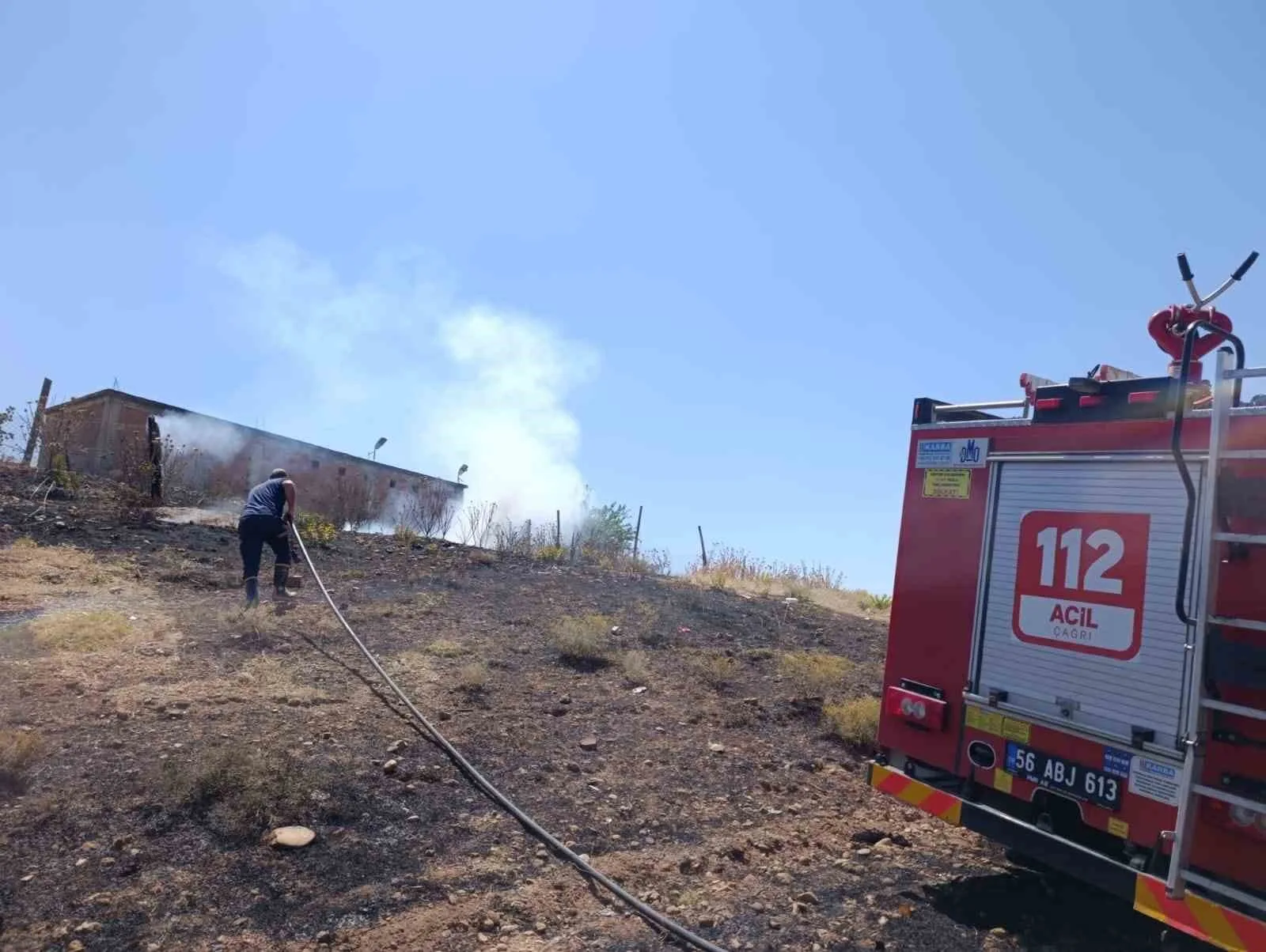 Kurtalan’da anız yangını bahçelere sıçradı