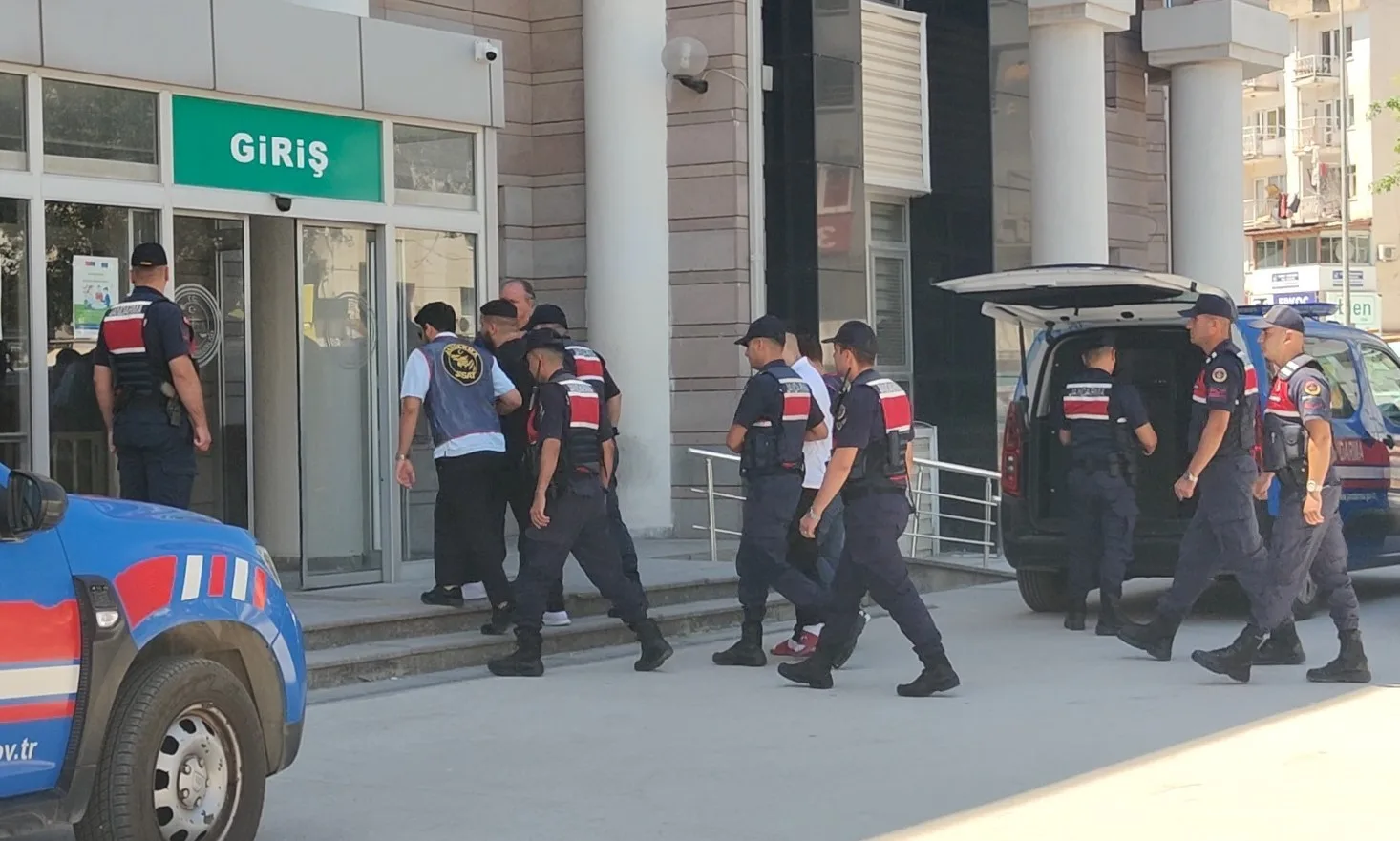 Kuşadası’nda suç makineleri yakalandı