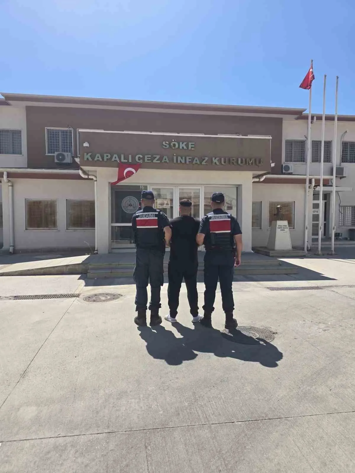 Kuşadası’ndaki operasyonda yakalanan 2 şüpheli tutuklandı