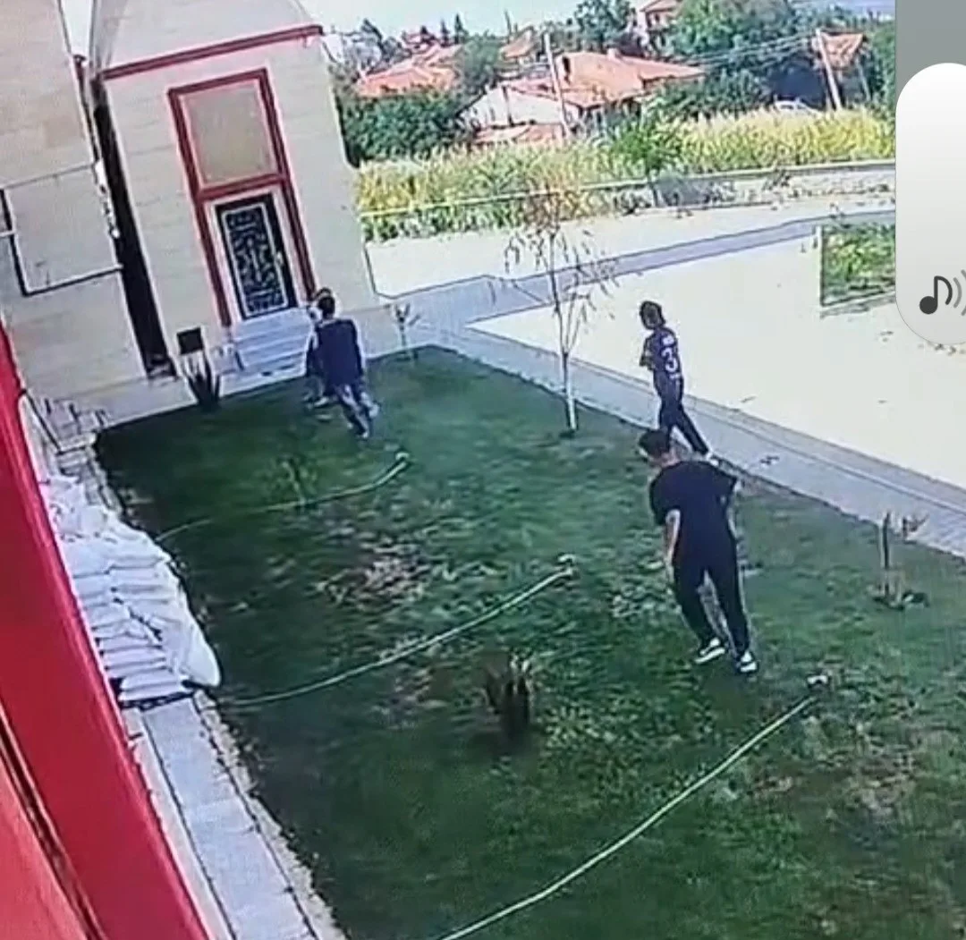 Kütahya’da caminin sulama fıskiyelerine zarar verdiler: O anlar kameraya yansıdı