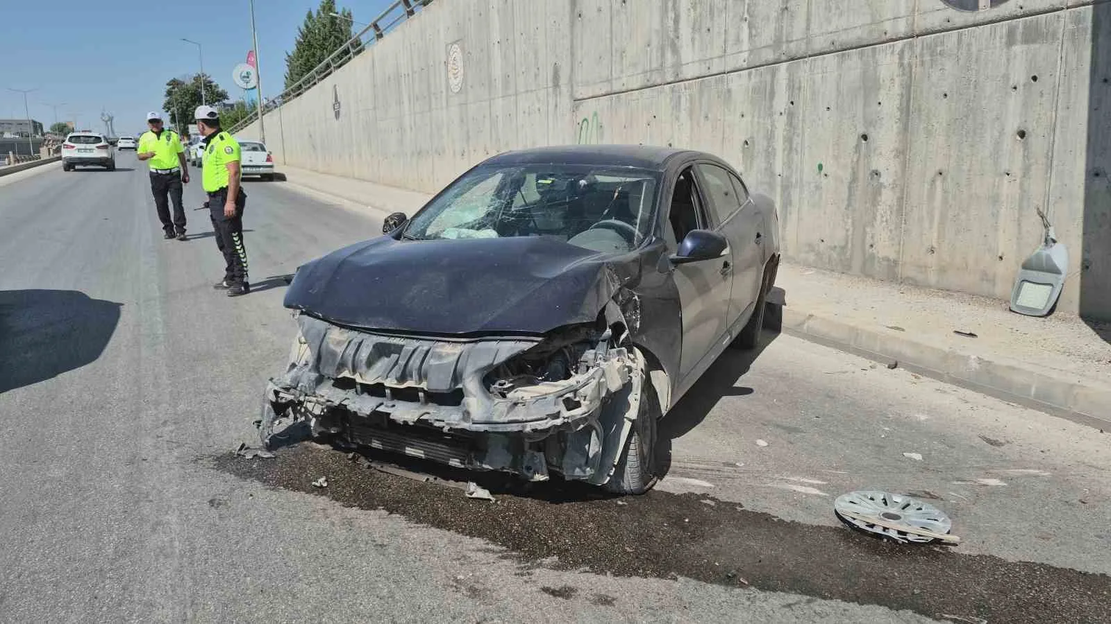 Lastiği patlayan otomobil kaza yaptı: 1 yaralı