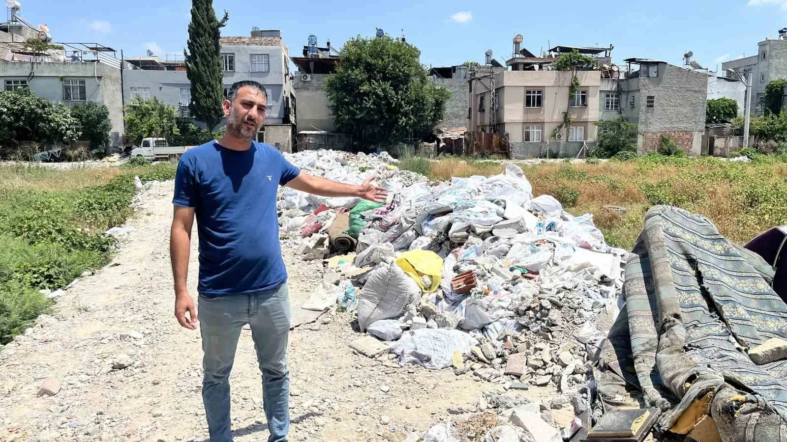 Mahalle arasındaki arsa çöplüğe döndü, vatandaşlar tepki gösterdi