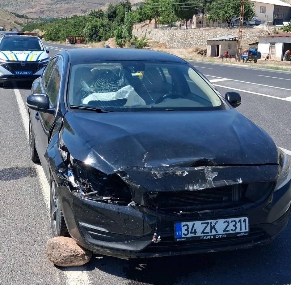 Malatya’da otomobil ile tır çarpıştı: 2 yaralı