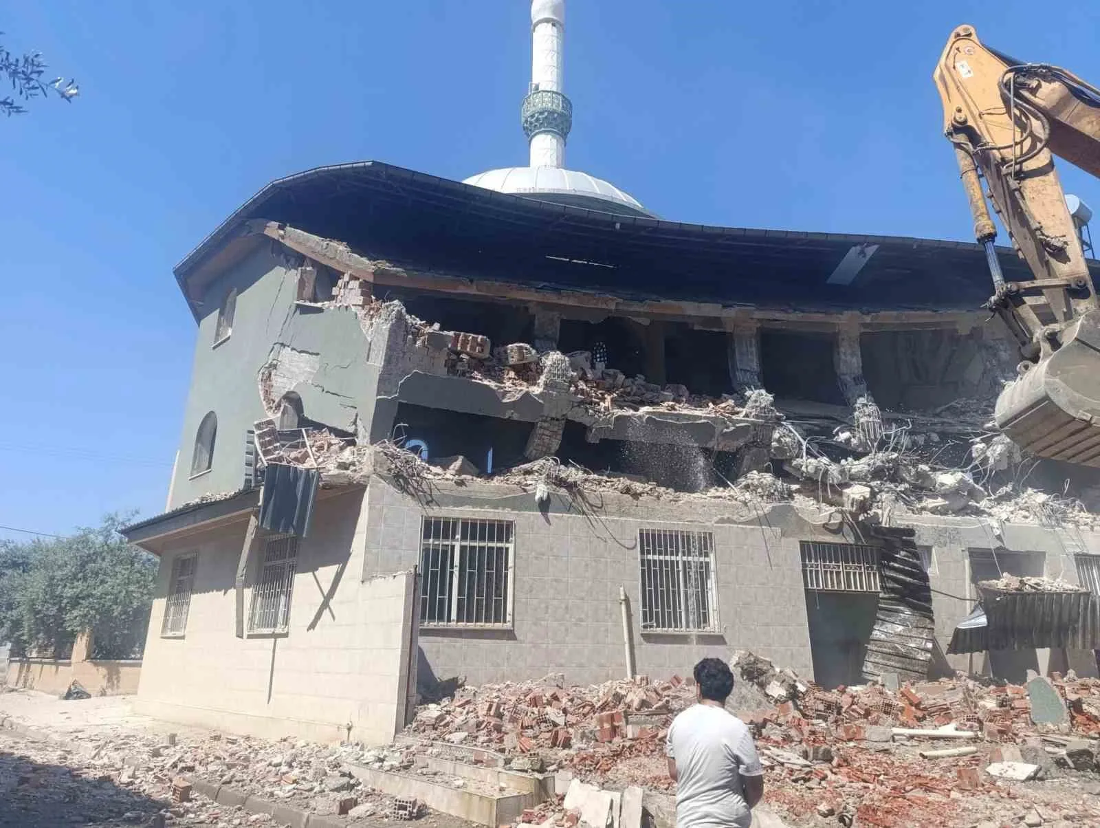 Manisa’da 28 yıllık cami yıkılıyor