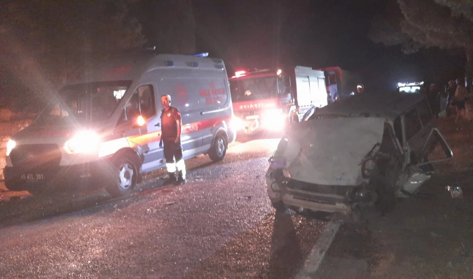 Manisa’da otomobil ile traktör çarpıştı: 2’si ağır 4 yaralı