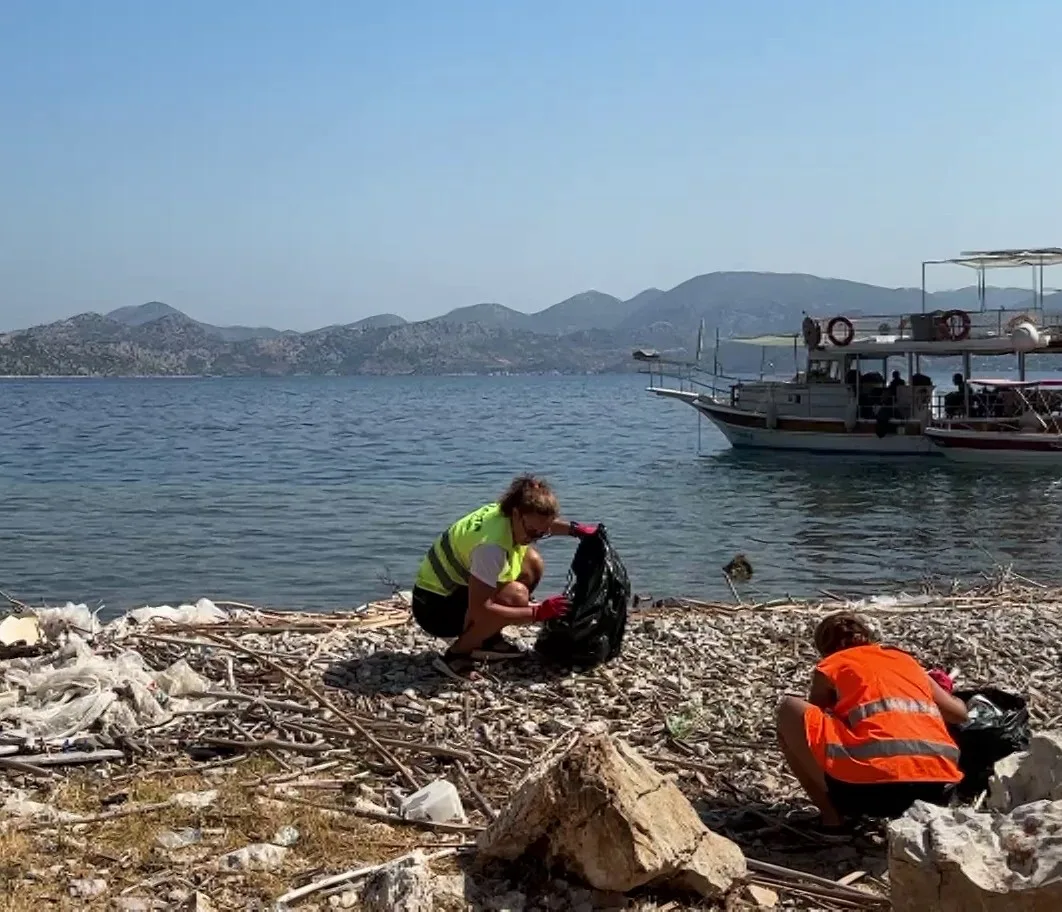 Marmaris kıyılarına vuran mikroplastikler çevrecileri harekete geçirdi