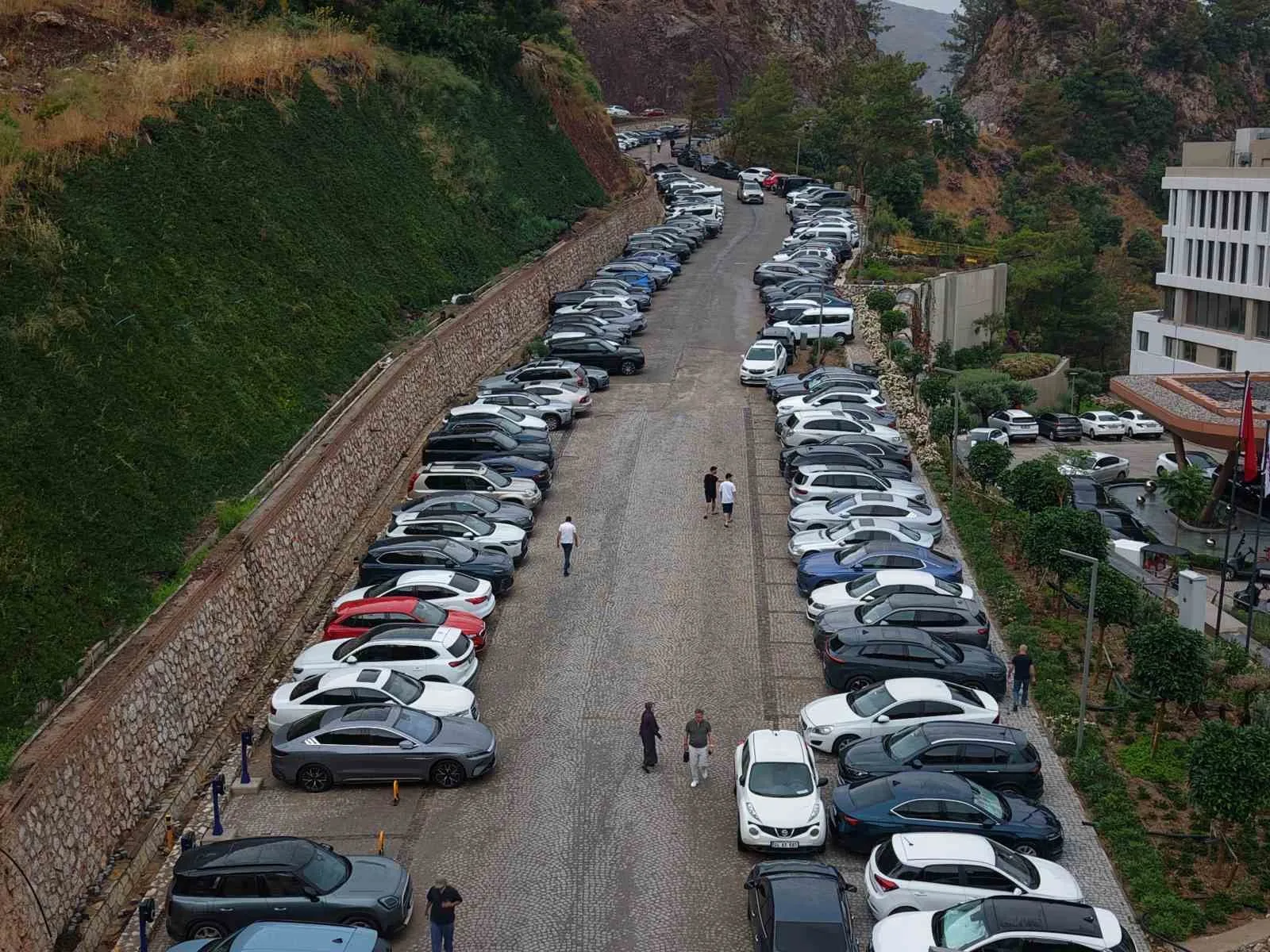Marmaris’te dikkat çeken tablo: Otellerde doluluk sorunu yaşanırken bu tesisin kapısında araç kuyruğu oluştu