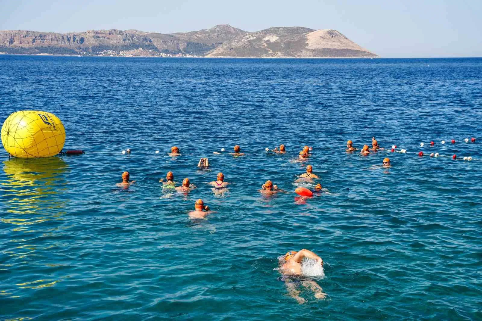 Meis-Kaş Yüzme Maratonu’nda sporcular dostluk için kulaç attı