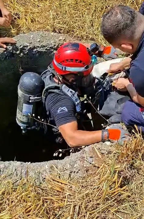 Mersin’de 18 metrelik kuyuya düşen keçi kurtarıldı