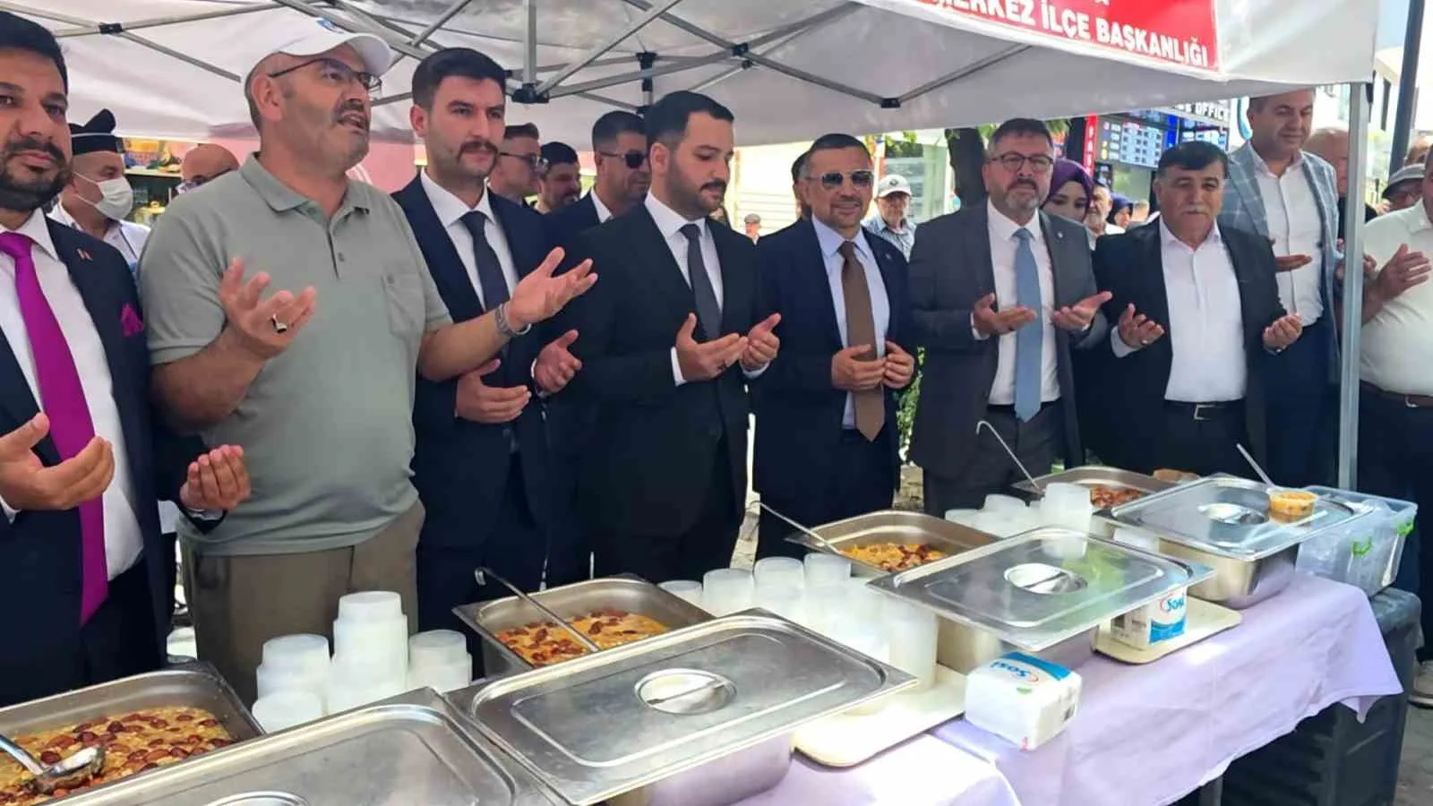 MHP Kütahya İl Başkanlığı’ndan vatandaşlara aşure ikramı