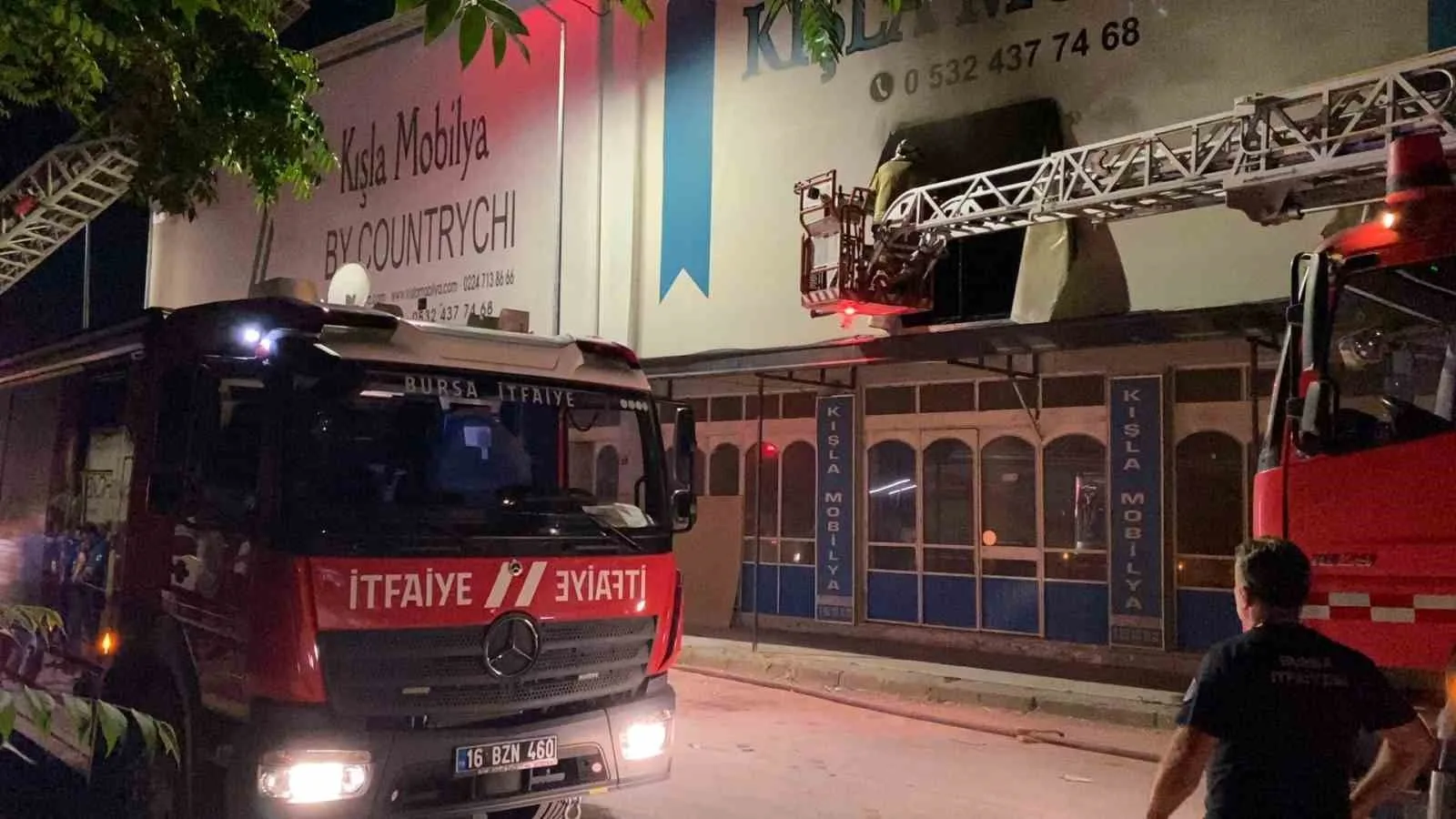 Mobilya fabrikasında korkutan yangın
