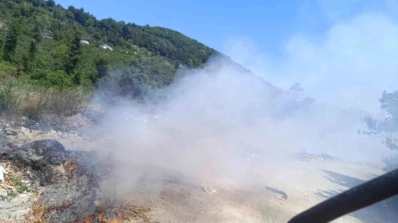 Mollabey yolunda çöplük yangını paniğe neden oldu