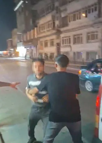 Motosiklet sürücüsüne yumruklu saldırı kamerada