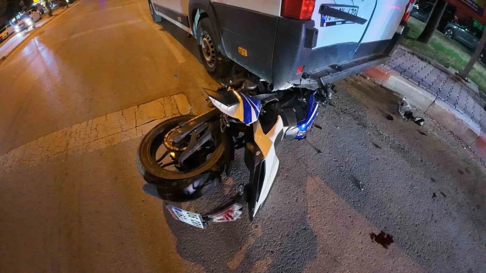 Motosiklet sürücüsünün ölümden döndüğü kaza kamerada