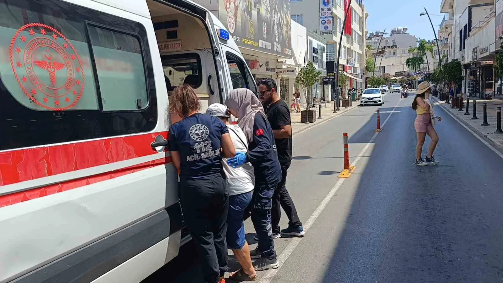 Motosikletiyle yayaya çarptı, trafik ekibini beklemeyip gitti