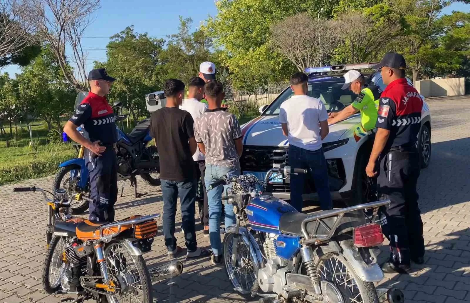 Motosikletli trafik canavarları jandarmadan kaçamadı