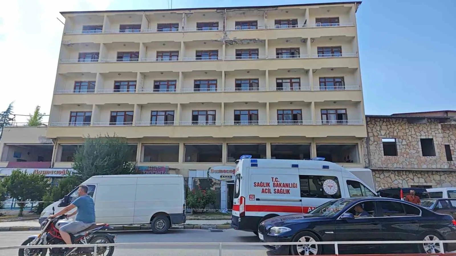 Mühürlenen otelde hurda sökümü yapan işçi yüksekten düşme sonucu yaralandı