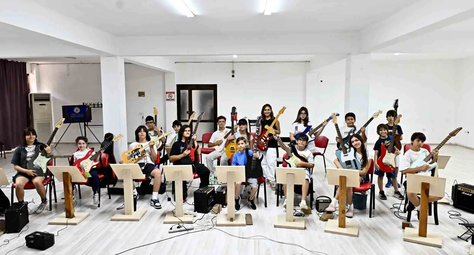 Muratpaşa’da gitarın dört haline çocuklar ve gençlerden ilgi