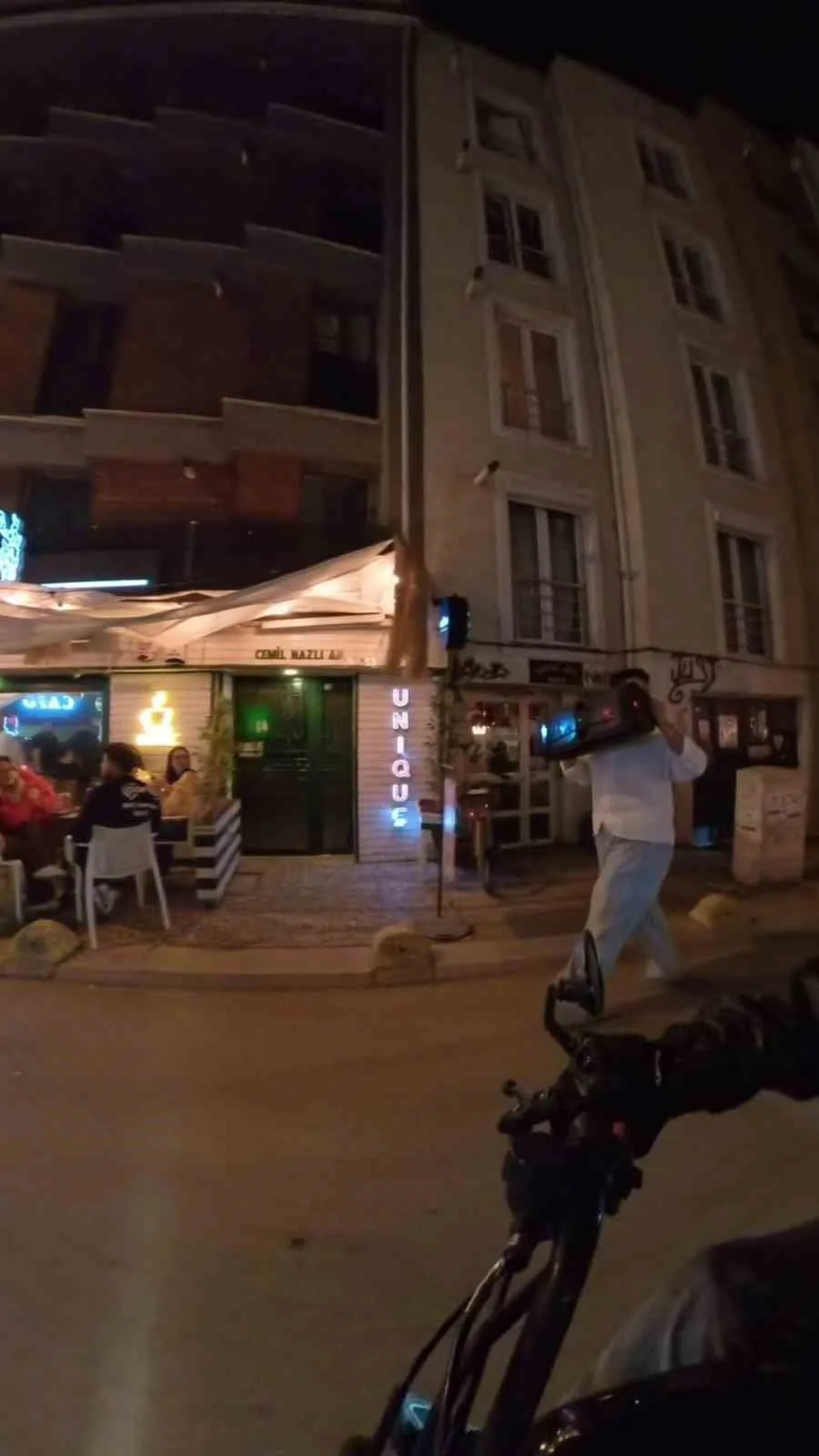 Müzik çaları kulağına dayayarak son ses ile sokakta yürüyen kişi tepki çekti