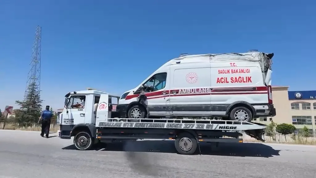 Niğde’de ambulans ile otomobil çarpıştı: 3’ü sağlık çalışanı 5 yaralı
